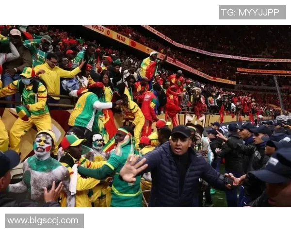 球员遭球迷围堵并被抢走帽子，尼斯官方：激烈斥责暴力行为